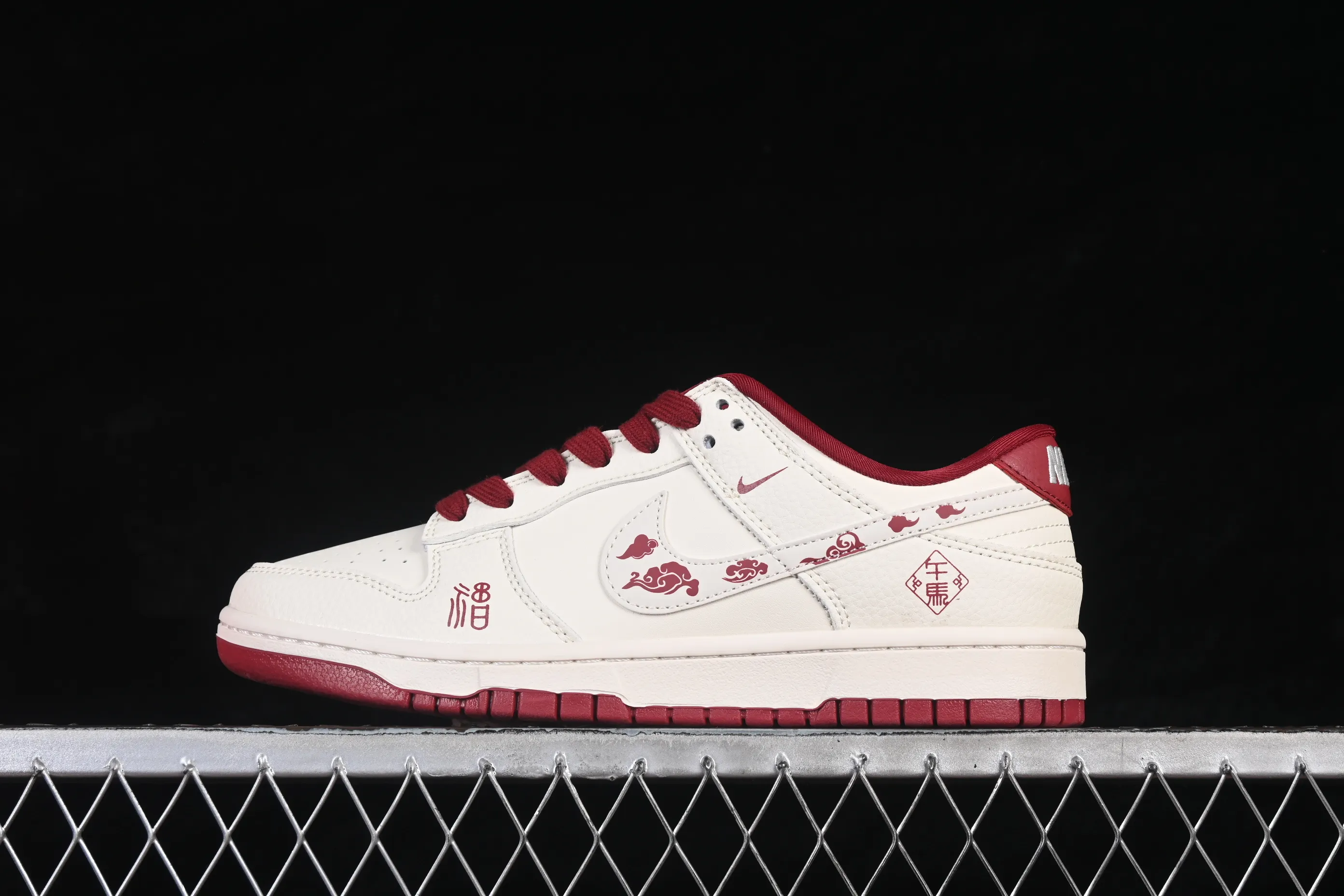 All categories Nk SB Dunk Series Nk SB Dunk Low High-end customized low-top sneakers Nike SB Dunk Low Year of the Horse limited edition Lucky cloud embroidery High-end customized low-top casual skate shoes QW5288-111